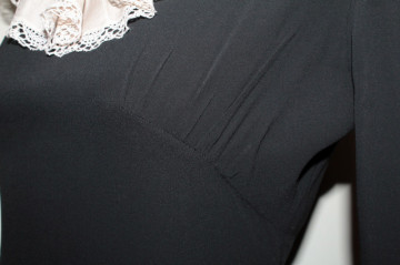 Rochie vintage din crepe cu guleraș roz – eleganță rafinată anii ’40 - Img 7