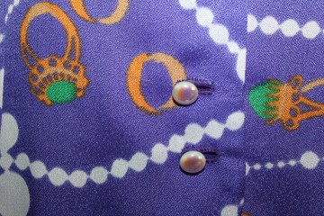 Rochie violet print bijuterii anii ’70 – mătase artificială, vintage chic - Img 7