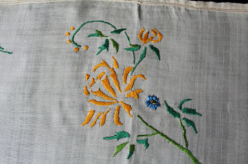 Șervet vintage cu flori galbene, anii ’20 – broderie manuală - Img 3