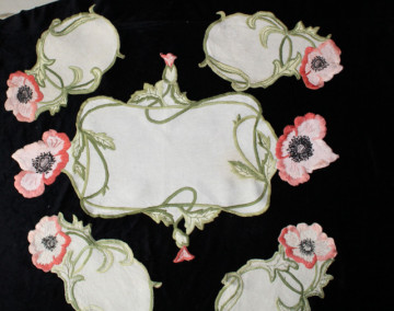 Set de 5 piese de masă brodate manual – in grej, floral anii ’20