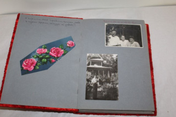 Album foto imbracat in catifea rosie