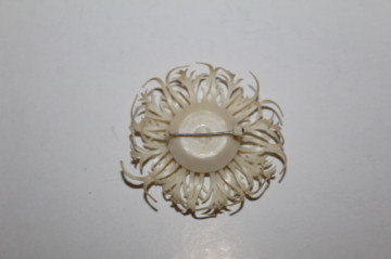 Broșă floare albă din plastic – vintage anii ’50-’60 - Img 4