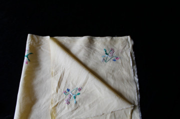 Bucată de pânză broderie florală anii ’40 – galben vanilie cu roz și verde - Img 5