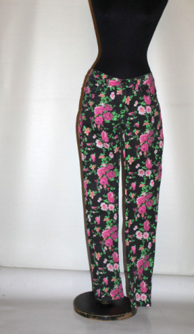 Pantaloni vintage cu print floral pe fond negru – retro chic