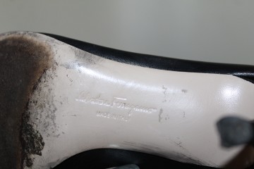 Pantofi negri Salvatore Ferragamo – piele naturală lăcuită cu fundiță și logo argintiu - Img 8