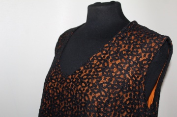 Rochie de ocazie din dantelă neagră – anii ’60, contrast portocaliu - Img 5