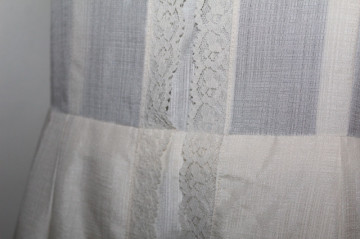 Rochie ivoire ornamente dantelă anii 70