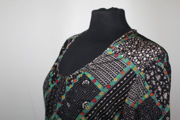 Rochie vintage inserții dantelă anii ’70 – floral pe fond negru, boho-chic - Img 6