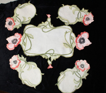 Set de 5 piese de masă brodate manual – in grej, floral anii ’20 - Img 2
