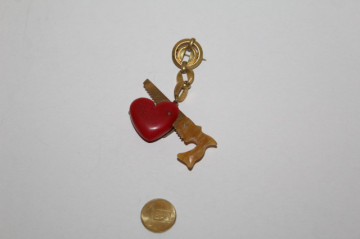 Broșă vintage „Inimă și fierăstrău” – Fraternity Pin anii ’40 - Img 4