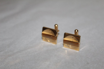 Butoni aurii model incizat și dungi în relief  anii 70