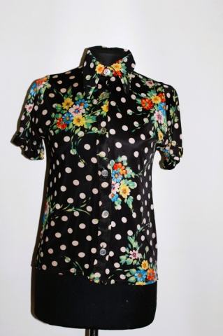 Cămașă cu buline și print floral – anii ’70, guler supradimensionat
