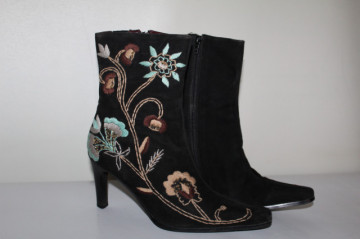 Ghete cu broderie florală Charlotte Sparre – maro închis vintage