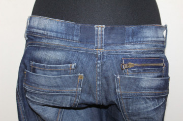 Jeans skinny albastru închis cu buzunare aplicate – vibe retro casual - Img 4