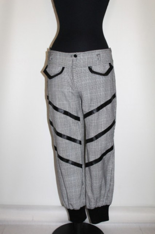 Pantaloni carouri si aplicatii piele anii '90