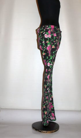 Pantaloni vintage cu print floral pe fond negru – retro chic - Img 2