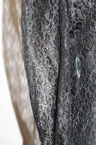 Rochie de seară din dantelă neagră cu fir auriu – anii ’70 - Img 5