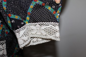 Rochie vintage inserții dantelă anii ’70 – floral pe fond negru, boho-chic - Img 7