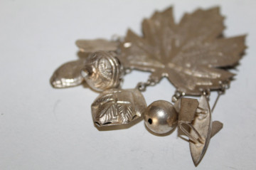 Broșă frunză de arțar cu charms – bijuterie anii ’70 - Img 3