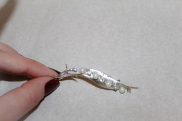 Brosa frunza stilizata perle si cristale anii '70