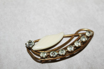 Brosa vintage frunza stilizata anii '40