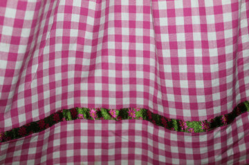 Dirndl carouri și broderie florală anii 90