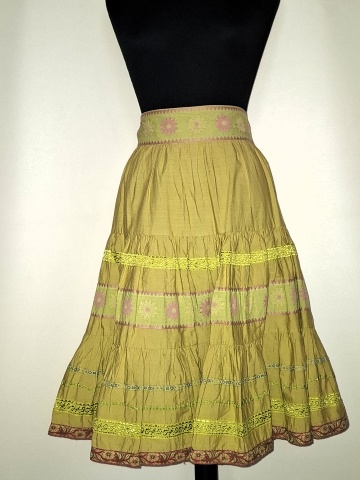 Fustă cloș verde fistic cu broderie florală – anii ’80