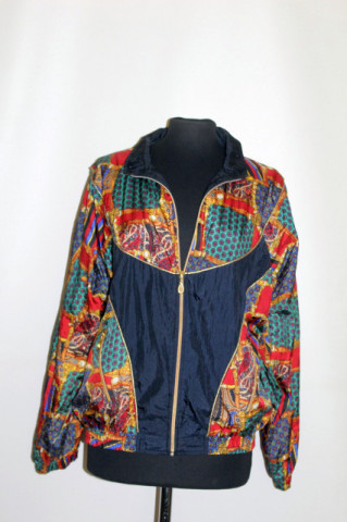 Jachetă retro cu print heraldic – vibe ’90 urban chic