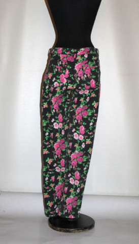 Pantaloni vintage cu print floral pe fond negru – retro chic - Img 3