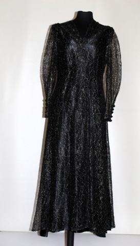 Rochie de seară din dantelă neagră cu fir auriu – anii ’70