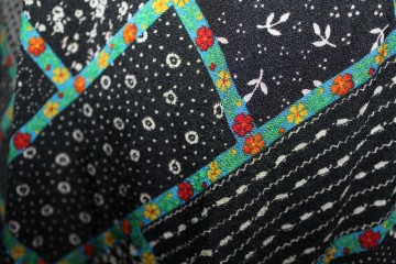 Rochie vintage inserții dantelă anii ’70 – floral pe fond negru, boho-chic - Img 8