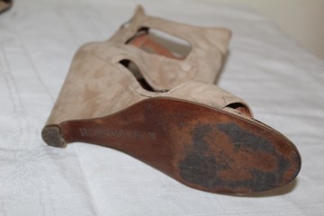 Sandale bej cu toc ortopedic din piele întoarsă – vintage chic - Img 6