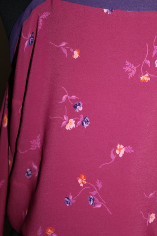 Bluza Goody‑Goody anii ’70 – chiffon vișiniu cu print floral - Img 5