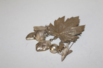 Broșă frunză de arțar cu charms – bijuterie anii ’70 - Img 4
