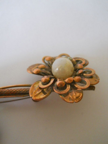 Brosa vintage floare anii '40