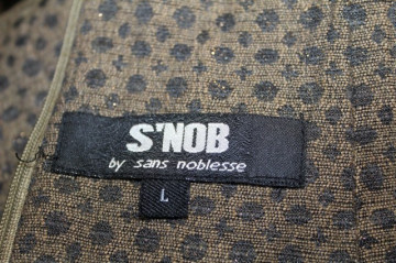 Fusta buline pe fond maro "S'Nob"