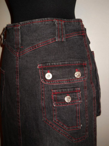 Fusta neagra din jeans cu cusaturi rosii anii '90