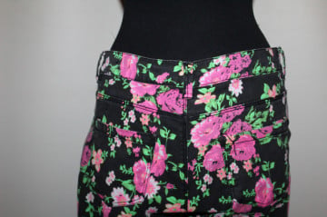 Pantaloni vintage cu print floral pe fond negru – retro chic - Img 4