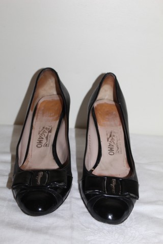 Pantofi negri Salvatore Ferragamo – piele naturală lăcuită cu fundiță și logo argintiu - Img 2