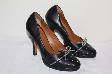 Pantofi piele naturală Via Montenapoleone – negri cu ținte argintii, vintage