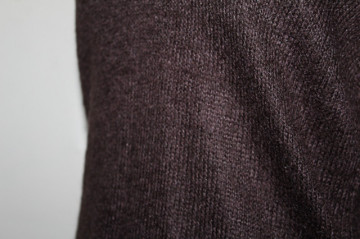 Pulover maro Margaret Howell – tricot fin, vibe retro chic - Img 5
