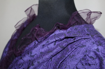 Rochie de seară violet cu volănașe – voal & jacquard, anii ’70 - Img 7