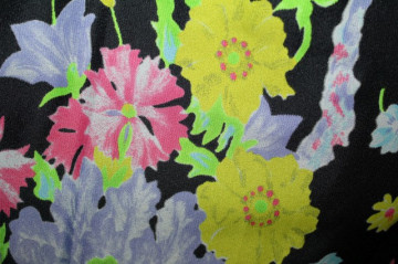 Rochie print floral pe fond negru anii 70