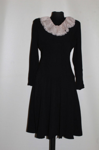 Rochie vintage din crepe cu guleraș roz – eleganță rafinată anii ’40