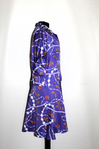 Rochie violet print bijuterii anii ’70 – mătase artificială, vintage chic - Img 2