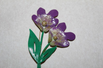 Brosa email flori violet anii '30
