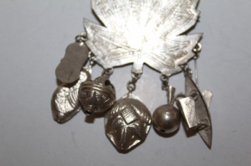 Broșă frunză de arțar cu charms – bijuterie anii ’70 - Img 5