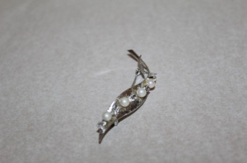 Brosa frunza stilizata perle si cristale anii '70