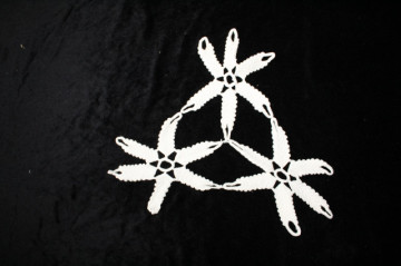 Ornament din dantelă cu trei flori – anii ’70