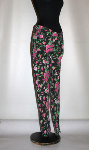 Pantaloni vintage cu print floral pe fond negru – retro chic - Img 5
